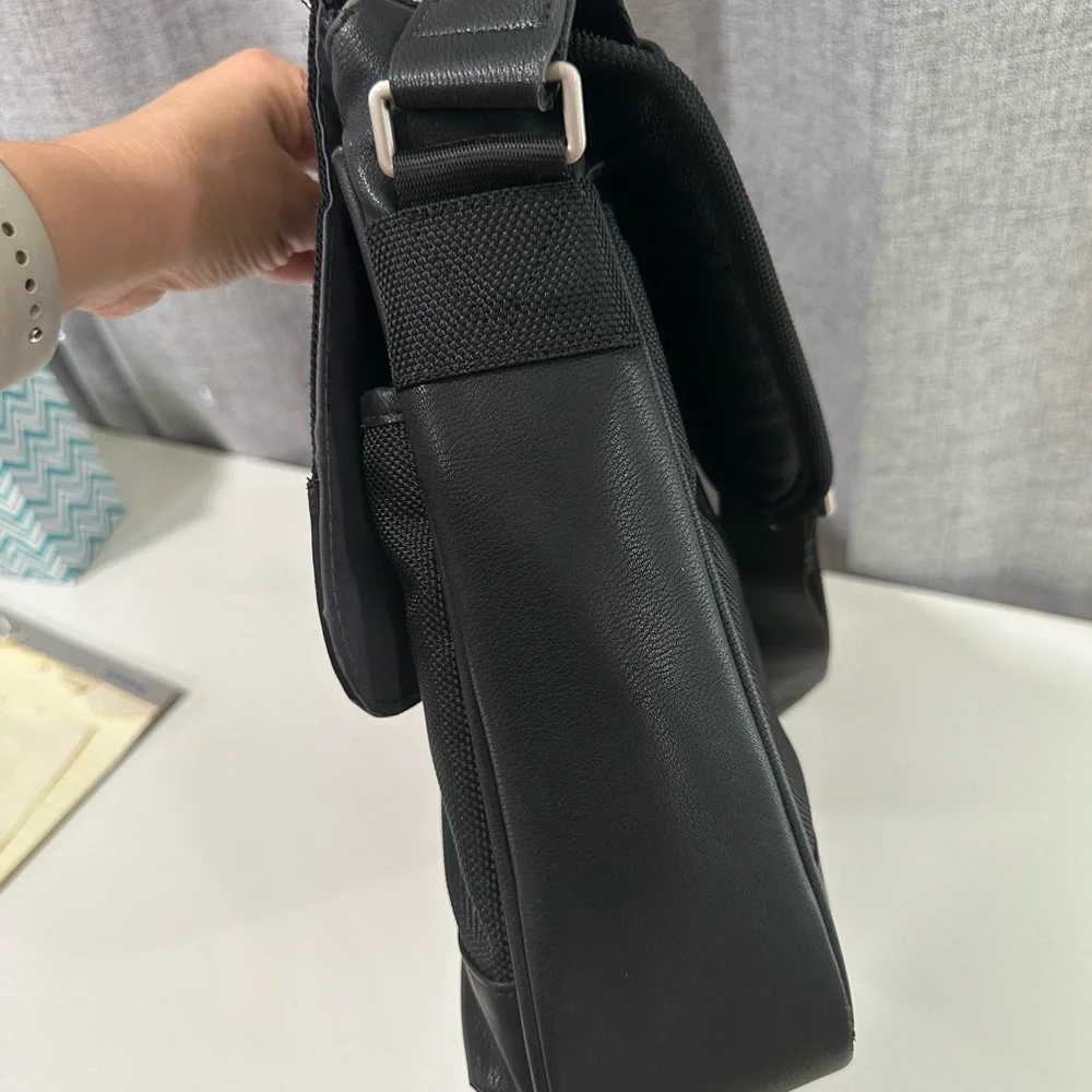 Pt laptop black briefcase with pockets.